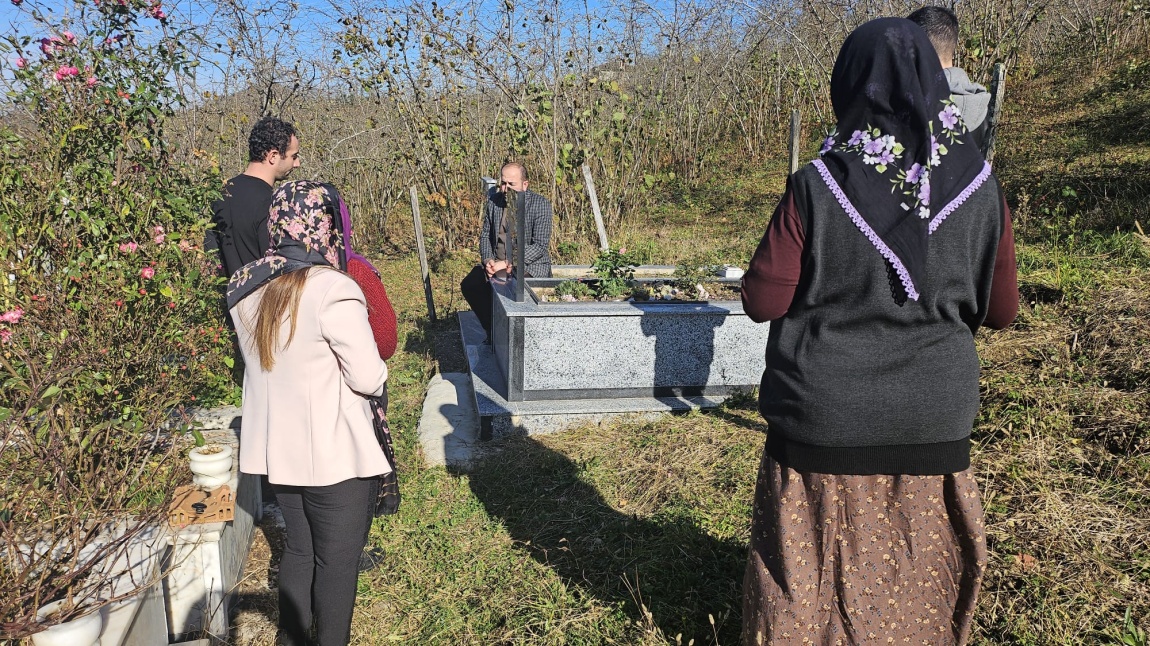 24 Kasım Öğretmenler Günü Dolayısıyla Merhum Müdürümüz Hüseyin Kır Mezarı Başında Anıldı